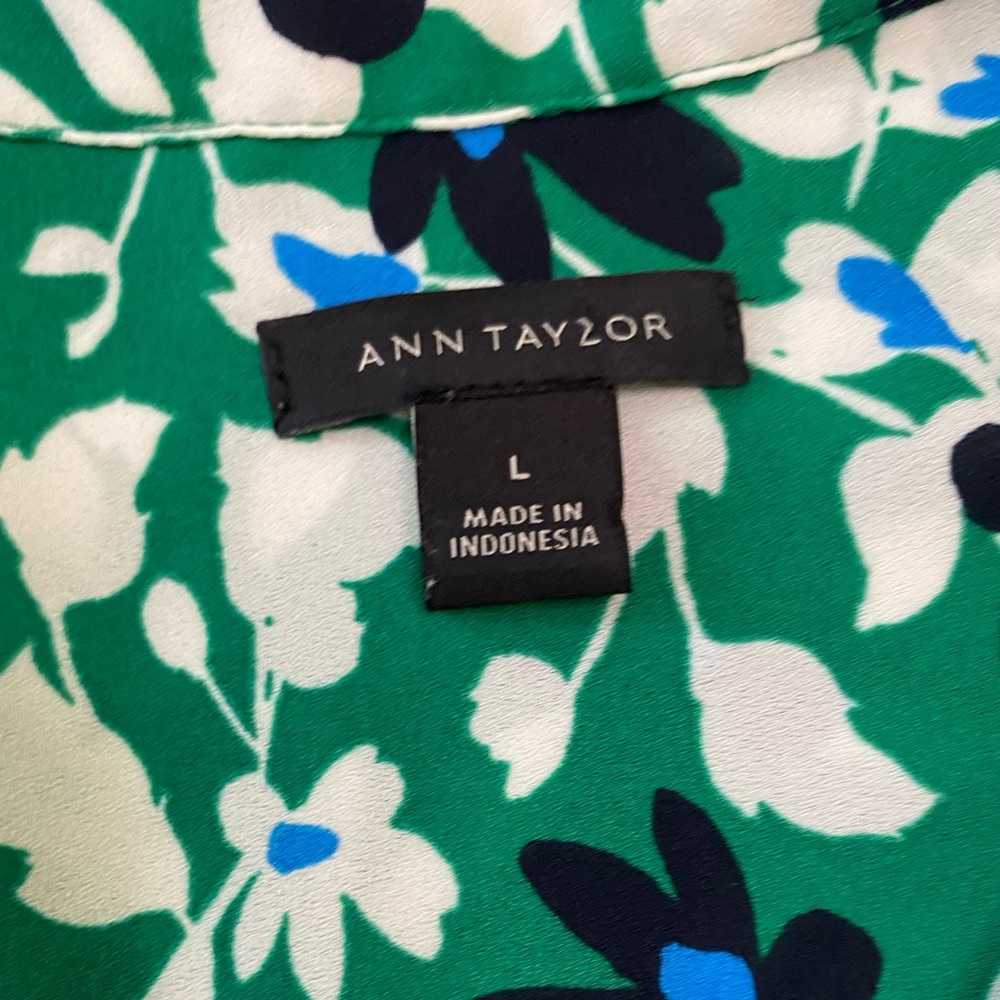 Ann Taylor Green Floral Collared V-Neck Long Sleeve Camp Blouse - Picture 9 of 10
